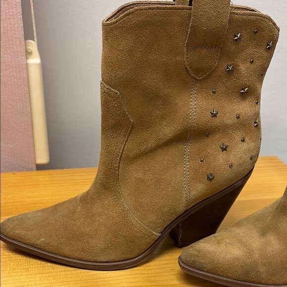 Limelight Tan Ankle Booties with 3” Stacked Heel - Women’s Size 6 Heeled Boots - Picture 8 of 12